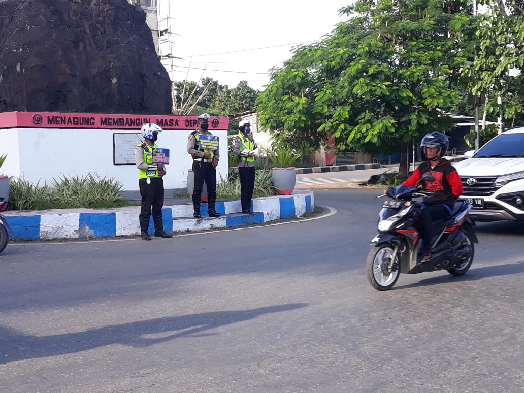 Anggota Satlantas Polres Kupang Kota Berikan Himbauan Terkait Pencegahan Virus Covid-19 Kepada Masyarakat Kota Kupang