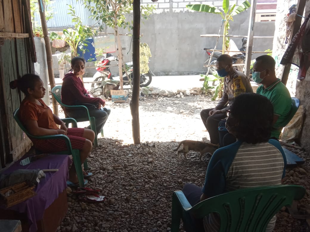 Cegah Penyebaran Virus Corona, Bhabinkamtibmas Kelurahan Oesapa Barat Menghimbau Warga Binaan Yang Datang Dari Luar NTT Agar Melakukan Karantina Mandiri