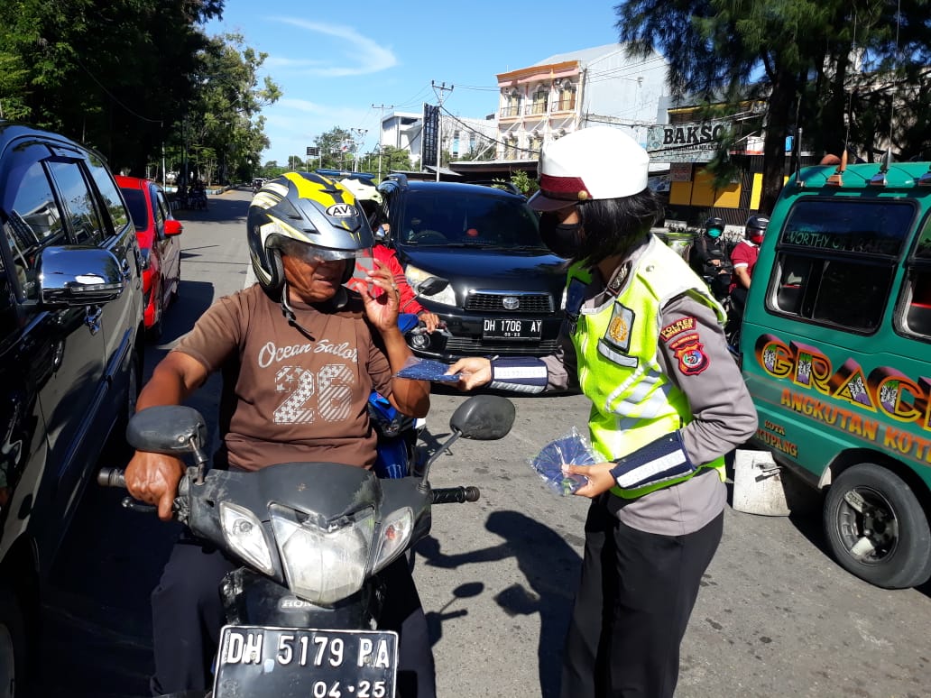 Cegah Virus Covid-19, Satuan Lalu Lintas Polres Kupang Kota Bagi-Bagi Masker Gratis