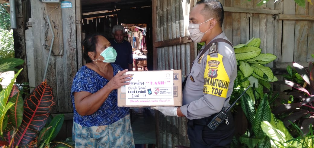 Wujud Kepedulian Dari Dampak Covid-19, Bhabinkamtibmas Kelurahan TDM Berikan Bantuan Kepada Warga Binaan