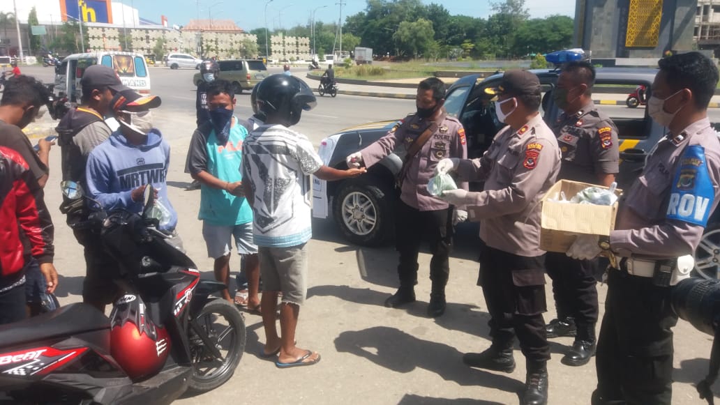 GERAKAN BAKTI SOSIAL POLRI PEDULI COVID - 19 OLEH PERSONIL POLSEK OEBOBO